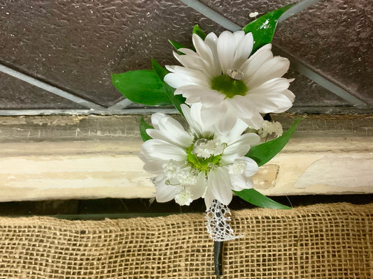 WHITE DAISY BOUTONNIERE